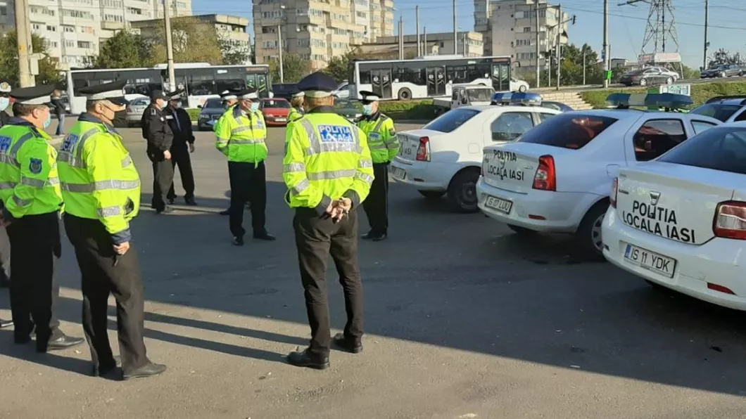 Ieșenii care nu poartă mască de protecție amendați pe bandă rulantă de polițiștii locali în intersecțiile aglomerate și piețele agroalimentare din Iași