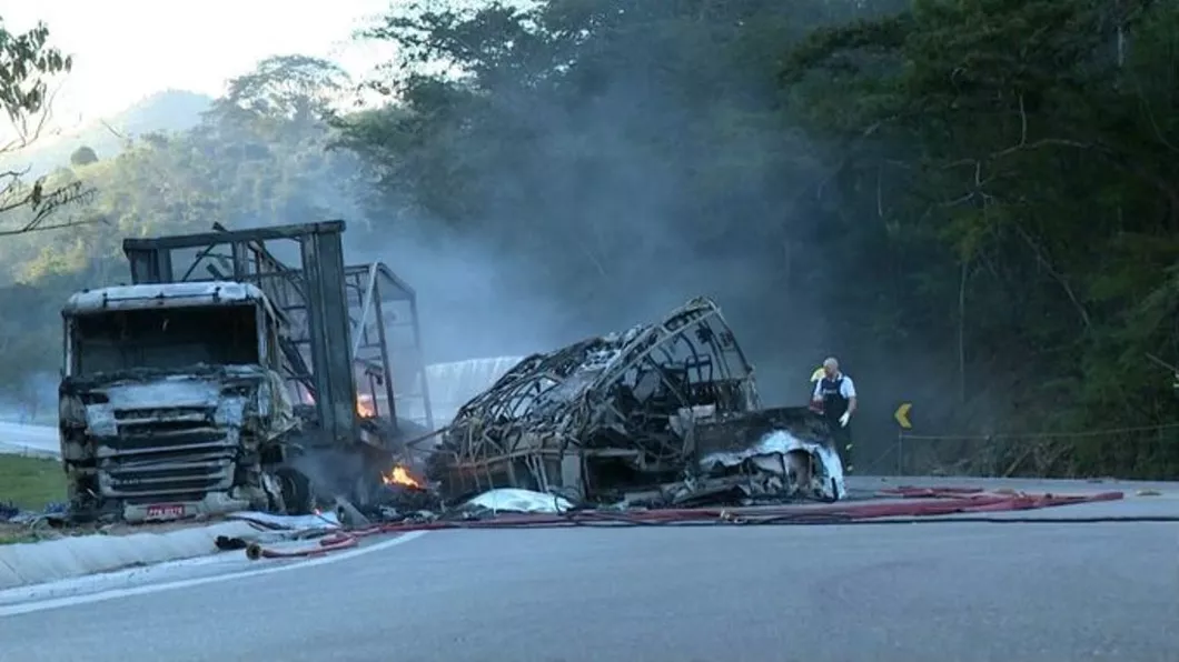 Cel puţin 41 de persoane au murit după un teribil accident de autobuz