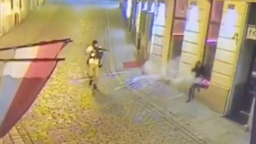 Momentul în care doi teroriști împușcă un om nevinovat pe o stradă din Viena.   UPDATE  VIDEO  ATENȚIE IMAGINI EXPLICITE
