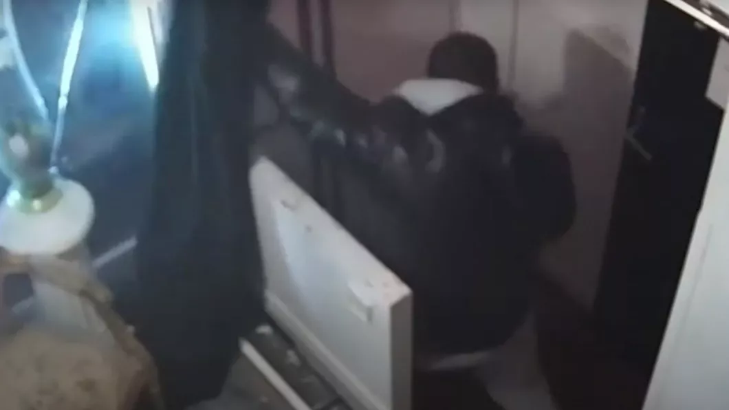 Un bărbat de culoare snopit în bătaie de poliţiştii din Franţa. Acesta nu purta masca de protecţie - VIDEO