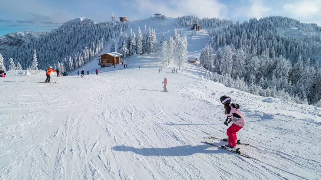 Pârtiile de schi din România sunt pregătite de deschidere. Turiștii obligați să poarte masca de protecție