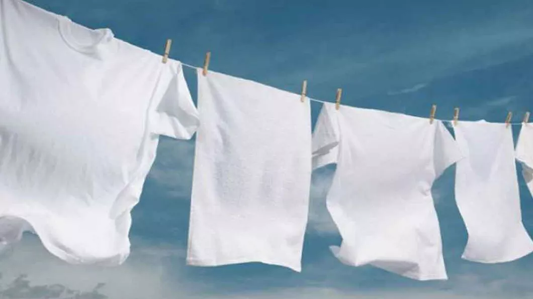 Cu ce se albesc hainele îngălbenite - 6 trucuri de la bunica