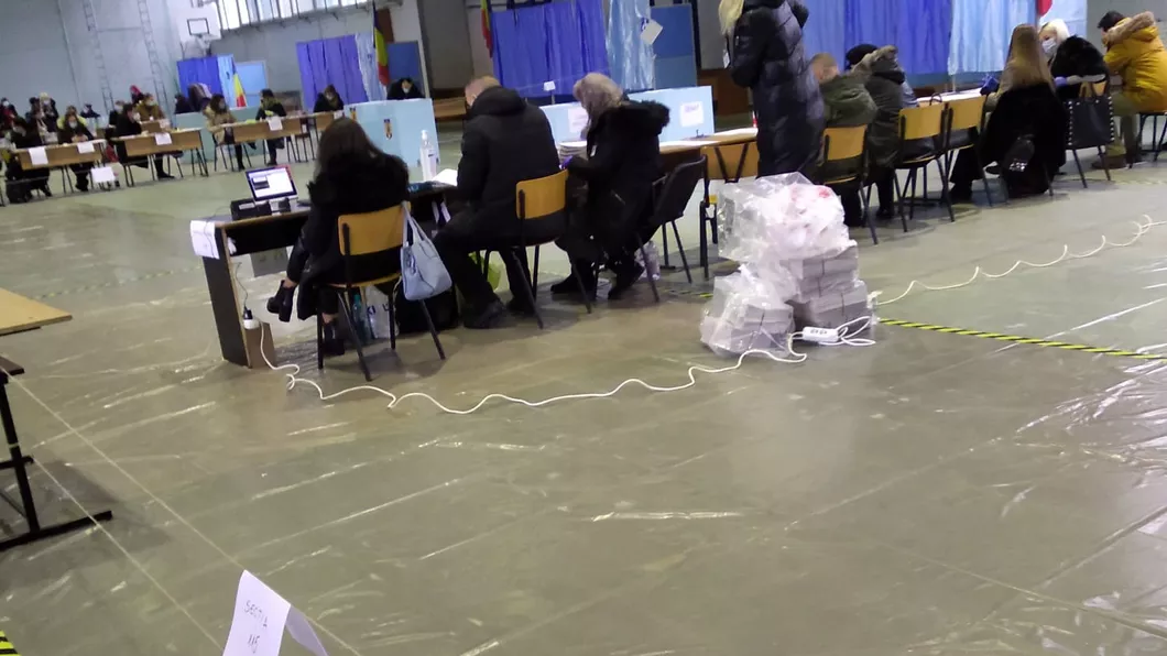 La o secţie de votare din municipiul Iași persoalul din secţie indură un frig cumplit
