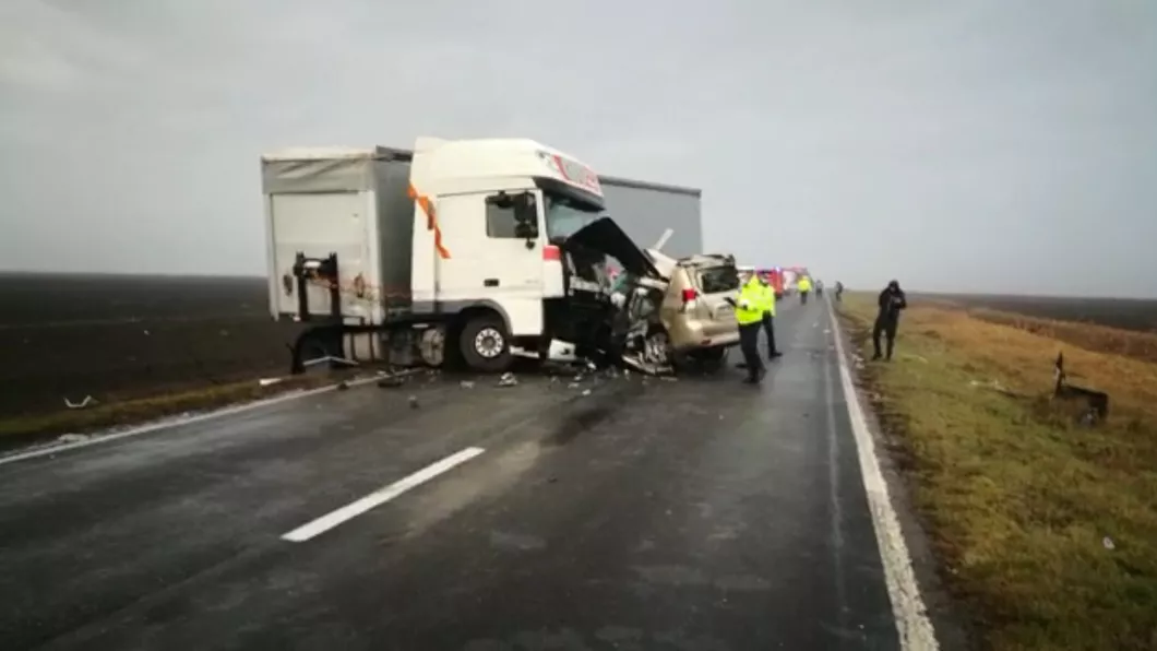 Accident rutier soldat cu doi morți în Brăila. Au fost implicate mai multe autoturisme un autobuz și un camion