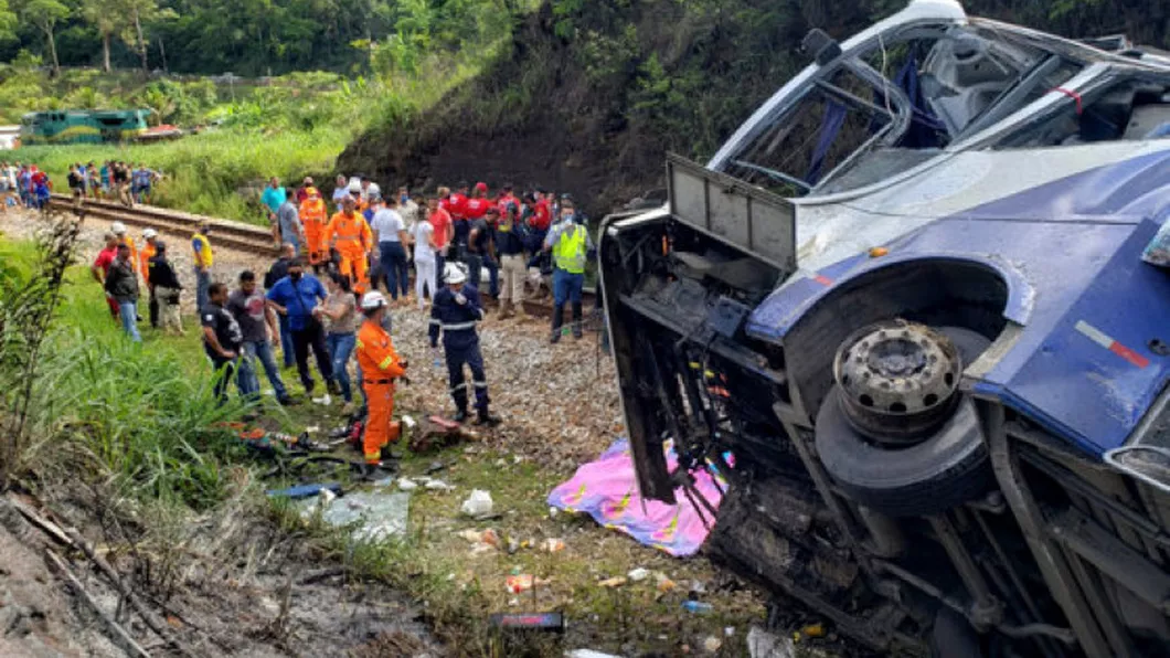 Accident cumplit după ce un autobuz s-a prăbușit de pe un viaduct. În urma tragediei16 persoane și-au pierdut viața