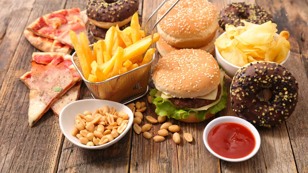 Mâncarea nesănătoasă generează probleme de somn la adolescenți