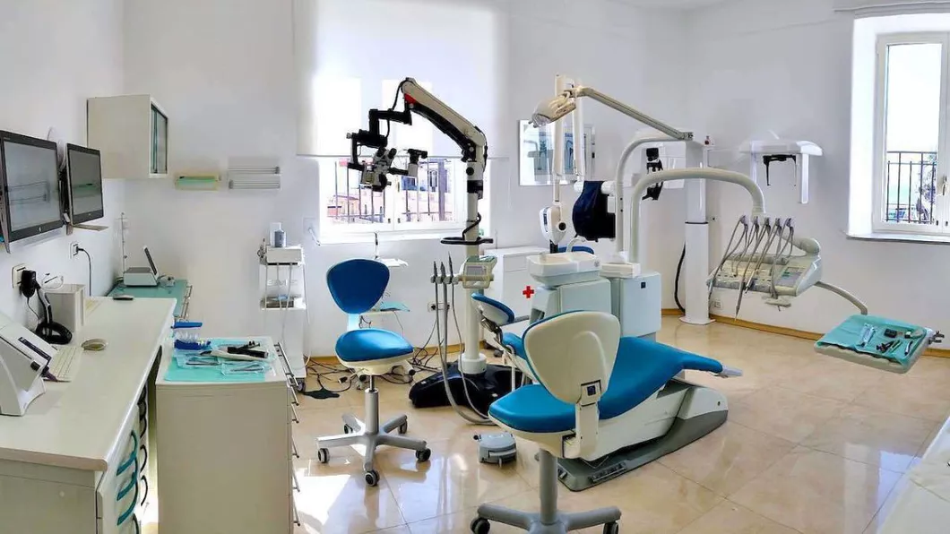 Medicii stomatologi din Iași au cheltuit sute de mii de euro pentru a avea cabinete medicale la fel de moderne ca în alte țări din Uniunea Europeană. Echipamentele achiziționate le-au adus un număr mai mare de pacienți