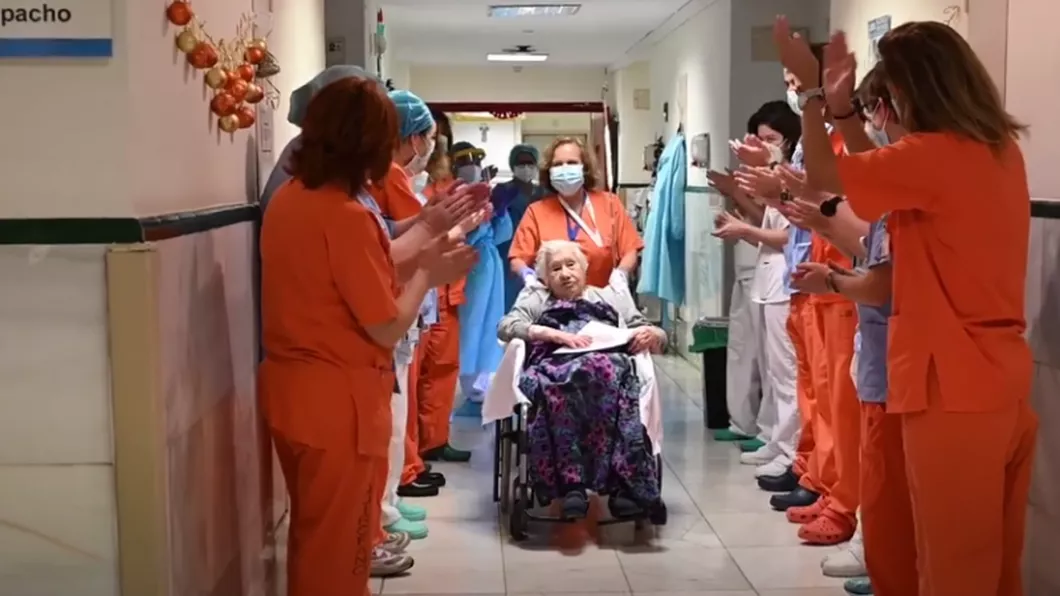 Elena o pacientă de 104 ani a învins Covid-19. A fost aplaudată când a fost externată după 14 zile