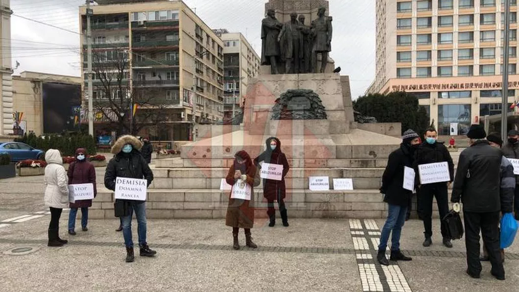 Artiştii ieşeni protest în centrul Iaşului Acuză abuzuri fără precedent ale managerului Operei Naţionale Romane Iaşi Beatrice Rancea - VIDEO