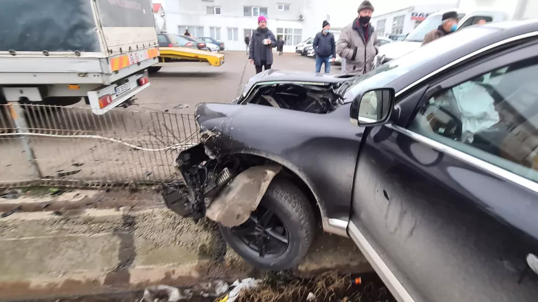 Accident rutier la reprezentanţa Renault din Iași. O mașină a intrat într-un gard - EXCLUSIV