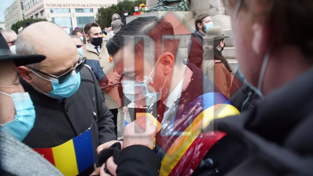 Primarul Mihai Chirica atacat cu iaurt de un protestatar - FOTO  VIDEO  UPDATE