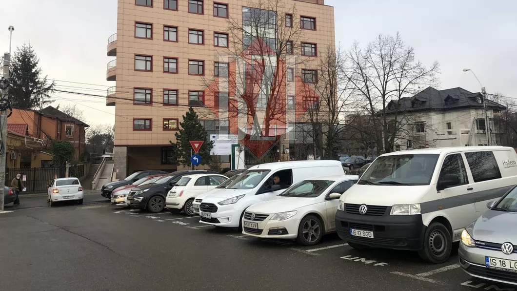 Universitatea de Medicină și Farmacie din Iași pune stăpânire pe centrul orașului A primit gratuit singurele locuri de parcare disponibile. Traficul rutier va fi blocat