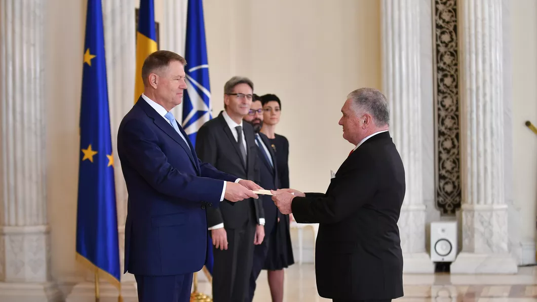Klaus Iohannis l-a decorat pe ambasadorul SUA Adrian Zuckerman cu Ordinul Național Steaua României în grad de Mare Cruce