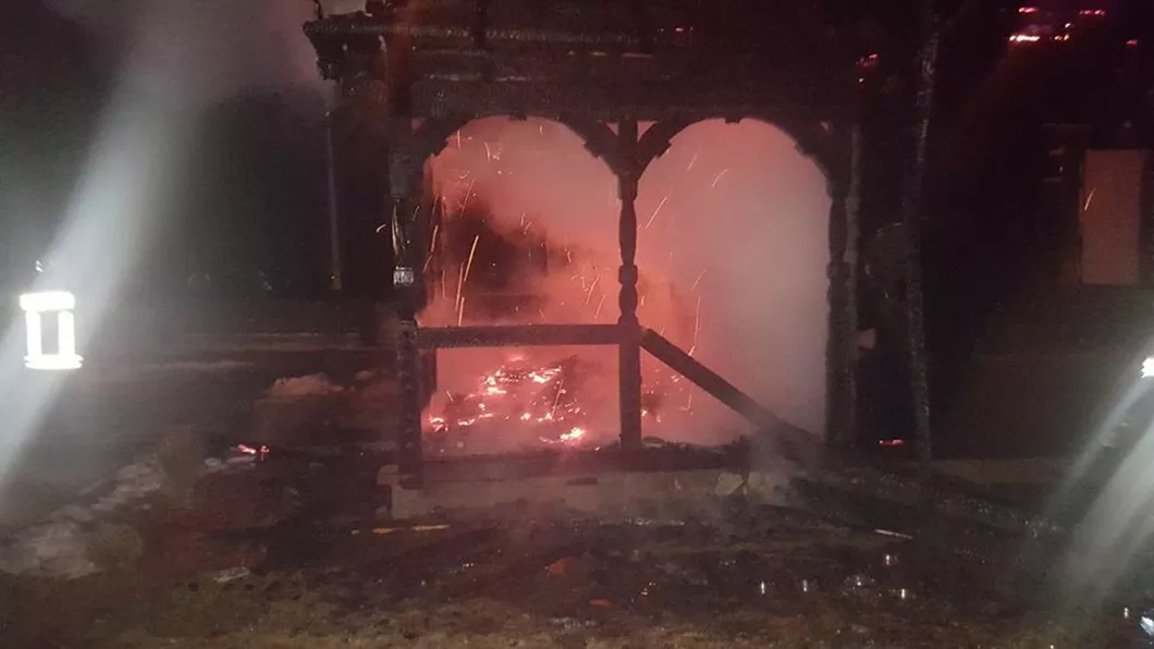 O biserică din Suceava a fost cuprinsă de flăcări. Pompierii intervin în aceste momente - Video