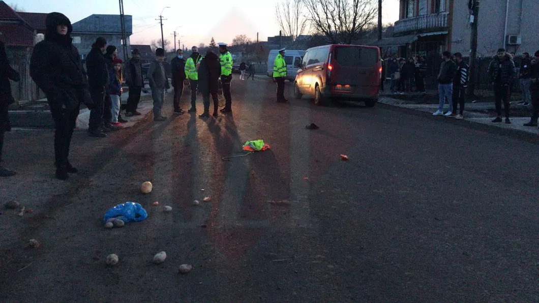 Accident rutier grav la Scobâlțeni Un biciclist se zbate între viață și moarte după ce a fost izbit în plin de un bolid - EXCLUSIV - FOTO  VIDEO  UPDATE