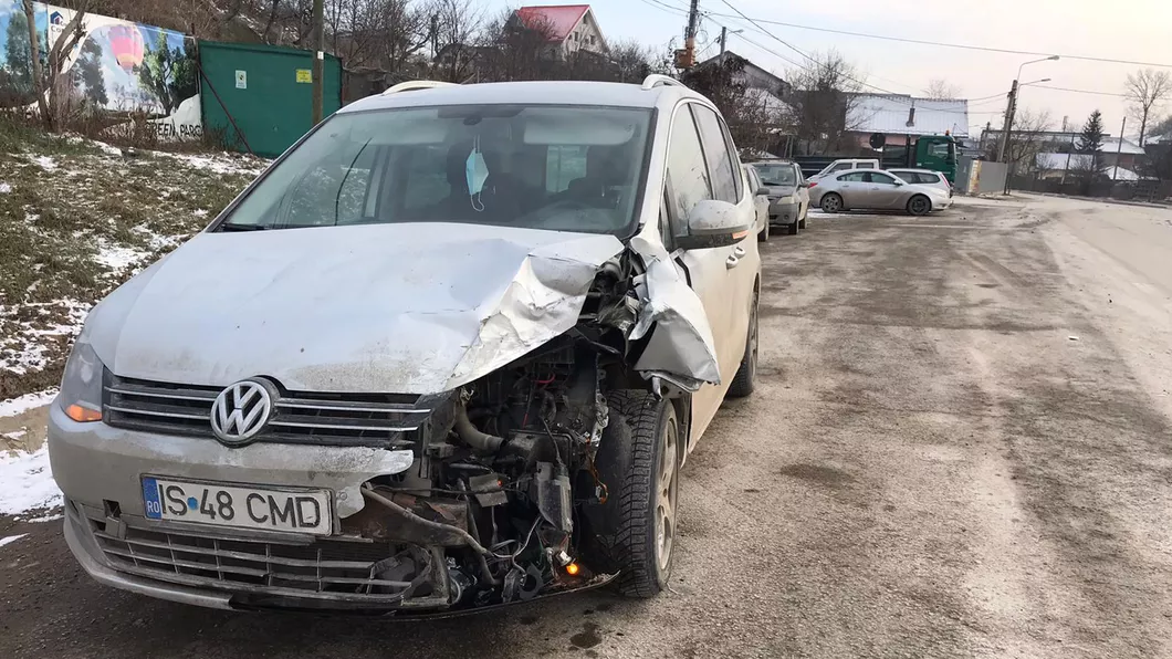 Accident rutier frontal pe o stradă din Iași. Două autoturisme implicate - EXCLUSIV FOTO UPDATE