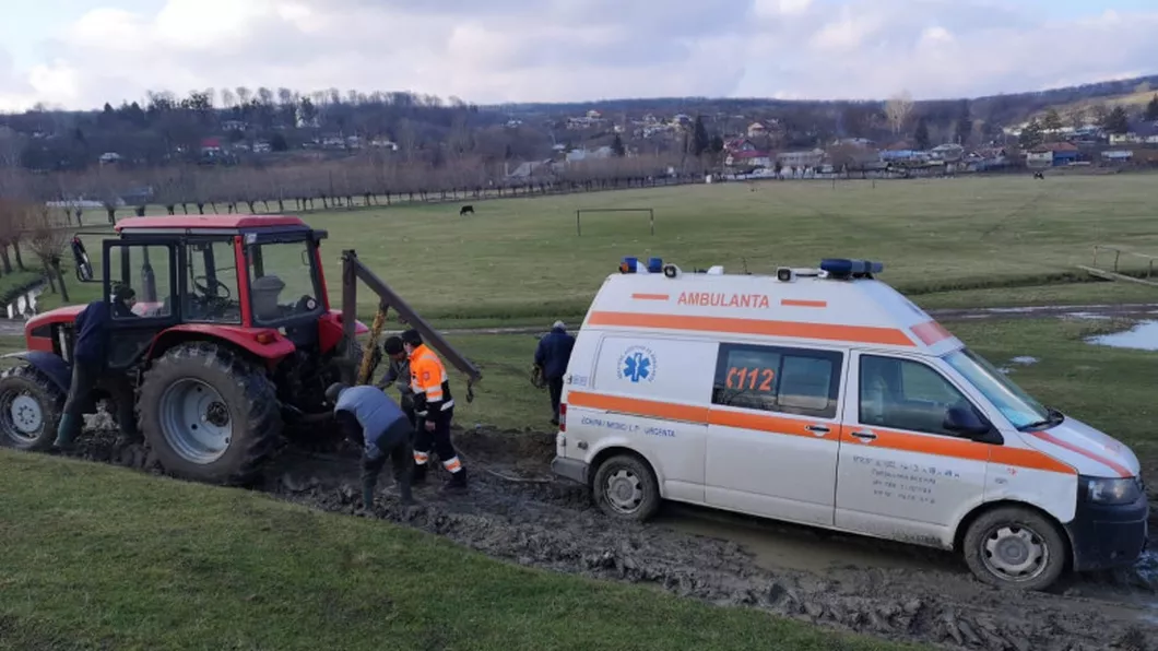 Ambulanţă din Vaslui blocată în noroi în drum spre o pacientă cu simptome de covid