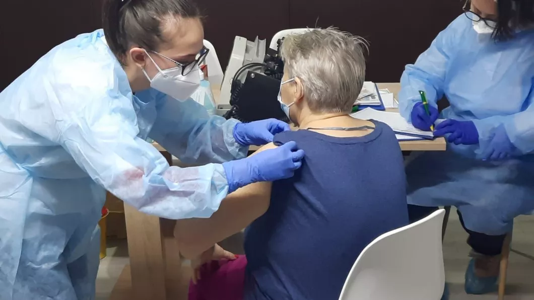 Vaccinarea anti-Covid-19 etapa a doua a început la primul centru rezidenţial din Iaşi - FOTO VIDEO