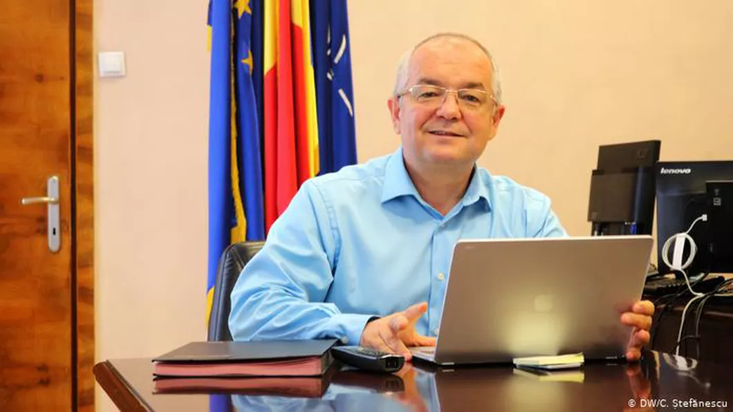 Asociația Municipiilor condusă de Emil Boc lansează un atac împotriva Guvernului Cîțu Acuză că nu primește bani pentru vaccinare