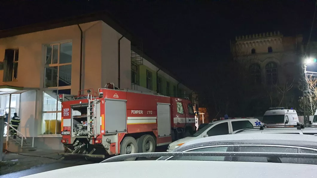 Plan roșu de intervenție în județul Neamț. Incendiu la Spitalul Municipal Roman. Secția de Psihiatrie a fost inundată de fum iar un medic și un infirmier au fost intoxicați ușor cu monoxid de carbon - FOTO