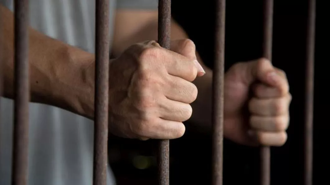 Canibalism în sala de judecată Un deținut l-a mușcat pe un agent din Penitenciarul Iași Acuzații de ultraj și încălcarea solemnității ședinței după incidentul șocant Exclusiv