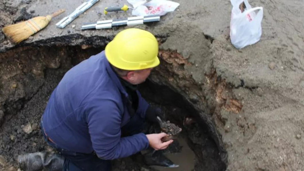 Descoperire incredibilă în Orăștie Un muncitor a dat peste osemintele depuse într-un mormânt vechi de cel puţin trei secole - FOTO