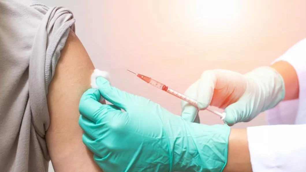 Ce se întâmplă atunci când mergeți la un centru de vaccinare anti-COVID-19 Înainte de administrarea dozei de vaccin anti-Covid trebuie să răspundeți la o serie de întrebări