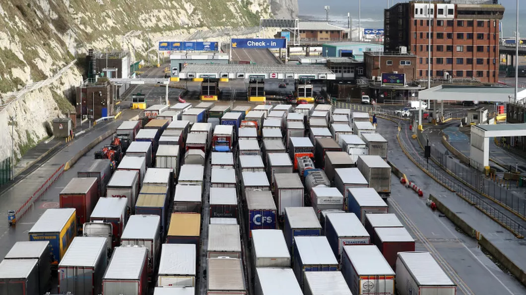 VIDEO Şoferilor de TIR din Marea Britanie li se confiscă pachetele cu mâncare la graniţa UE