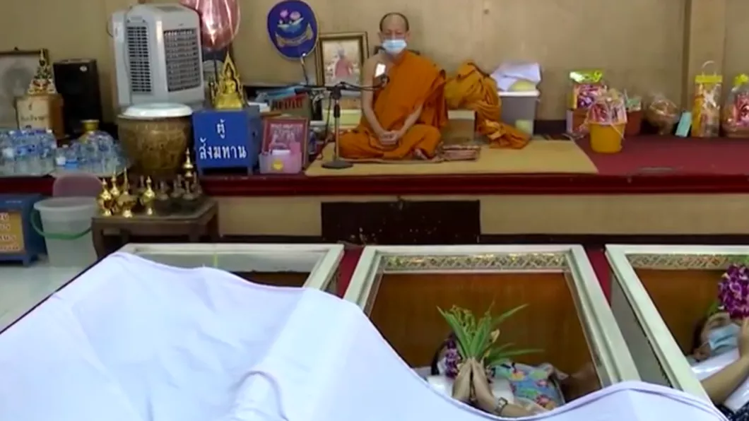 Ritual cutremurător în Thailanda Oamenii își înscenează propria înmormântare Iată motivul acestora - VIDEO