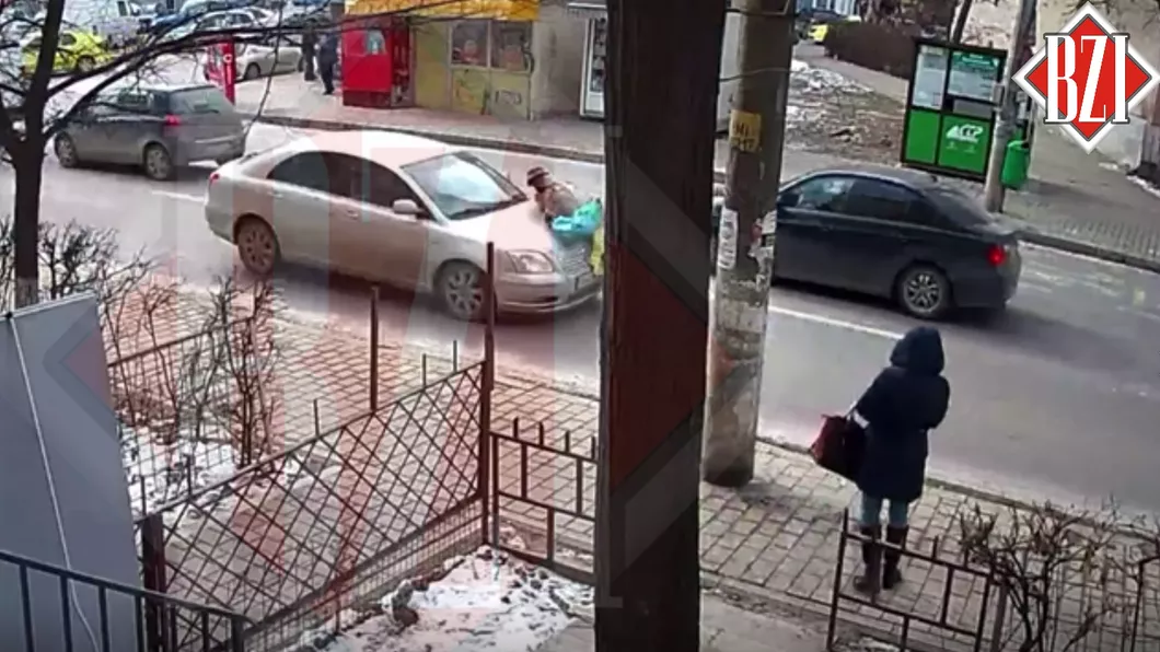 Imagini cu un puternic impact emoţional Momentul accidentului din Mircea cel Bătrân în care un autoturism a acroșat un pieton filmat - Exclusiv Video