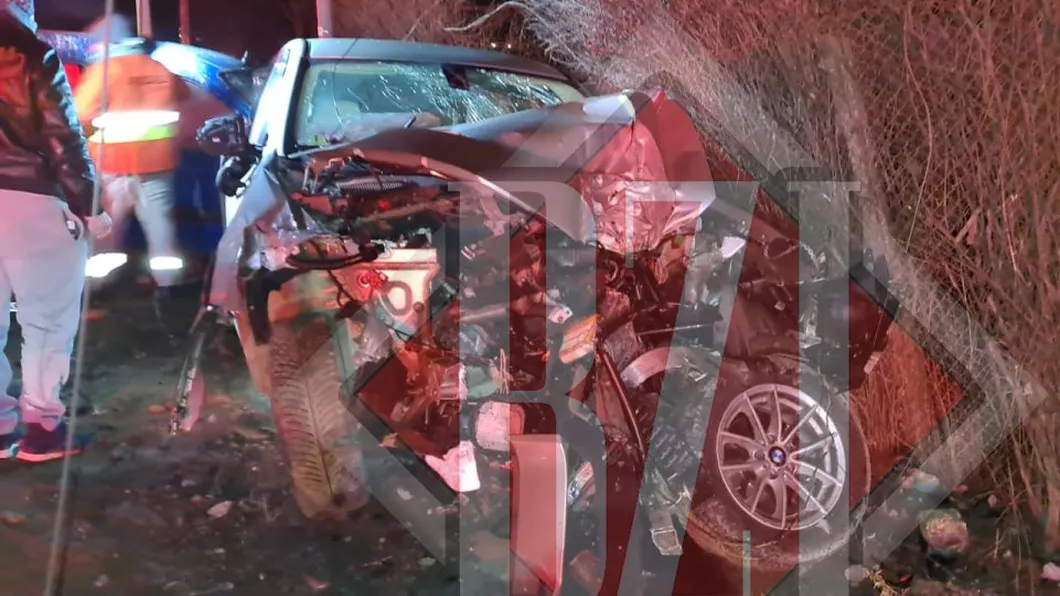 O tânără care conducea un bolid BMW a făcut azi noapte prăpăd în Bucium A distrus o maşină parcată şi a rupt un stâlp de beton după ce a pierdut controlul volanului - Exclusiv Galerie Foto Video