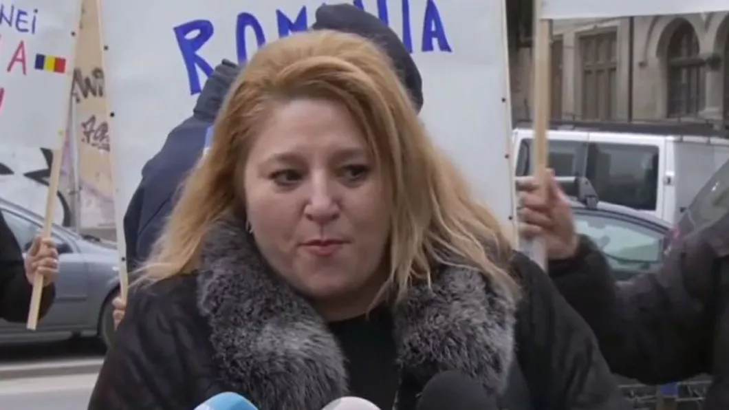 Diana Șoșoacă la protestul de la Ministerul Justiției În curând o să vi se ia și viața dar tot în casă o să stați - LIVE VIDEO