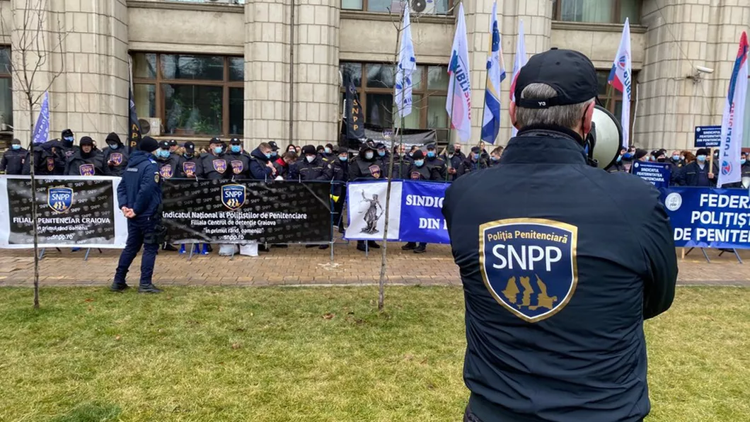 Poliţiştii care au protestat în Bucureşti au fost amendaţi de Jandarmi