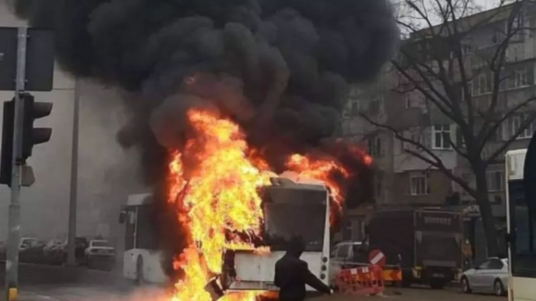 Un autobuz plin cu călători a luat foc la Galaţi. Pompierii au intervenit de urgență - VIDEO