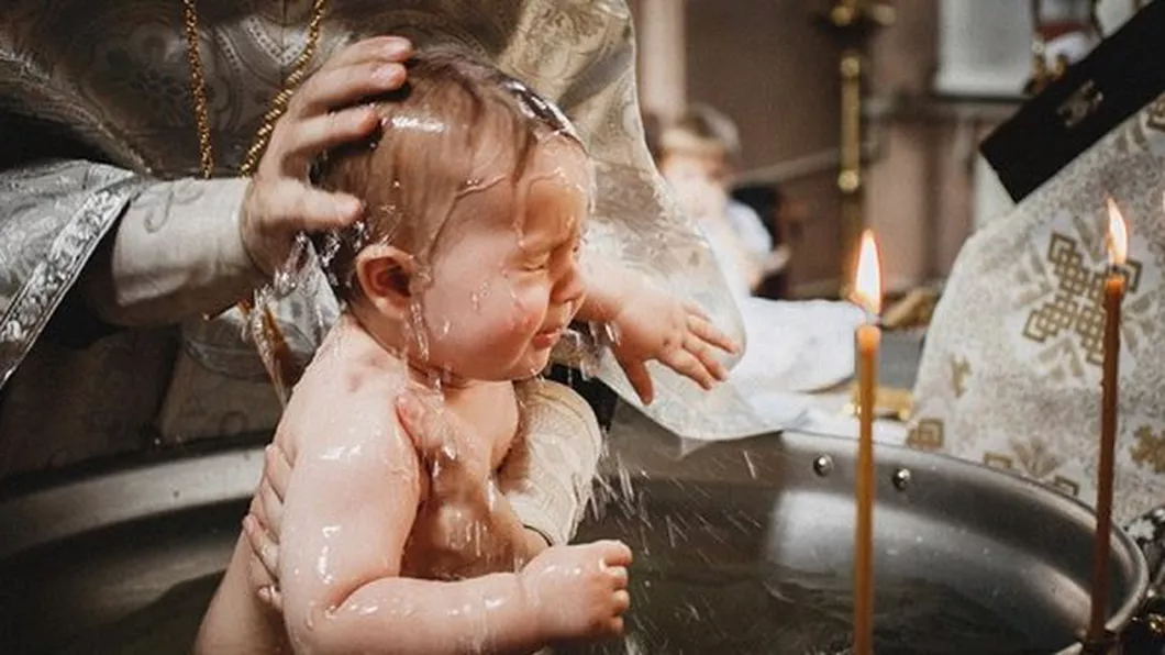 Arhiepiscopia Argeşului şi Muscelului revine cu precizări privind botezul Nu a fost şi nu este vorba de schimbarea ritualului