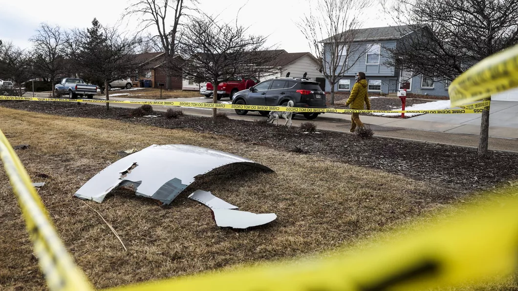 Imagini cu resturile de avion căzute pe străzi în Statele Unite ale Americii. Un bărbat a filmat explozia la motor - FOTO VIDEO