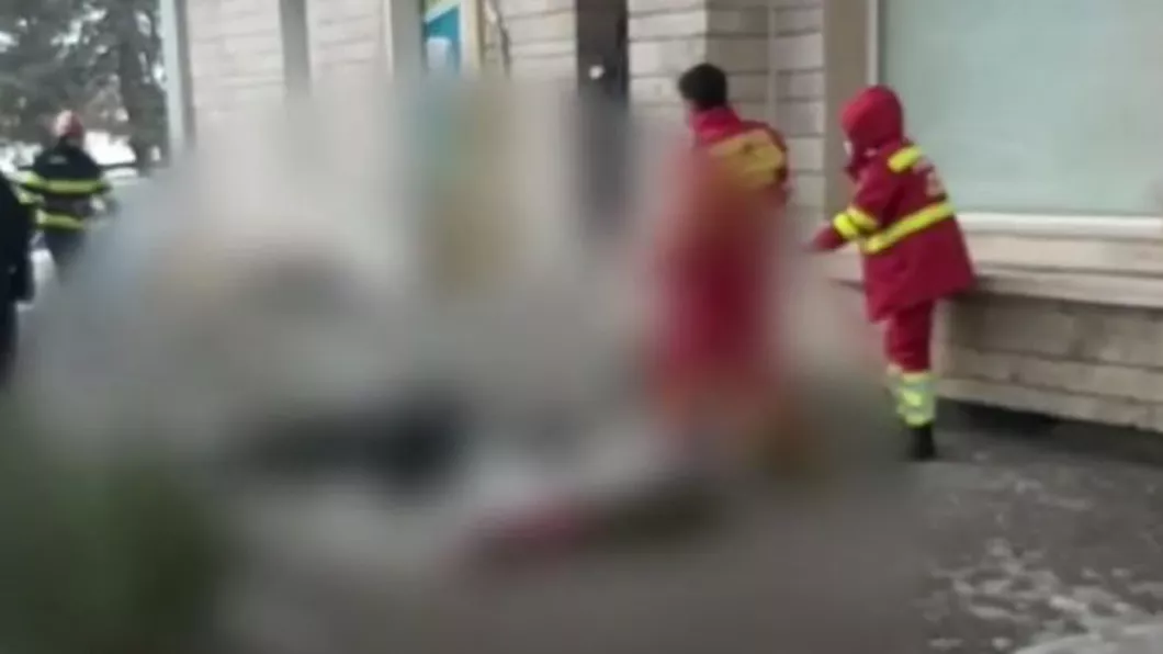 Dezvăluiri noi în cazul femeii decedate în incendiul de la Constanța A fost mutată de la locul unde a căzut fără targă şi apoi au început manevrele de resuscitare - VIDEO