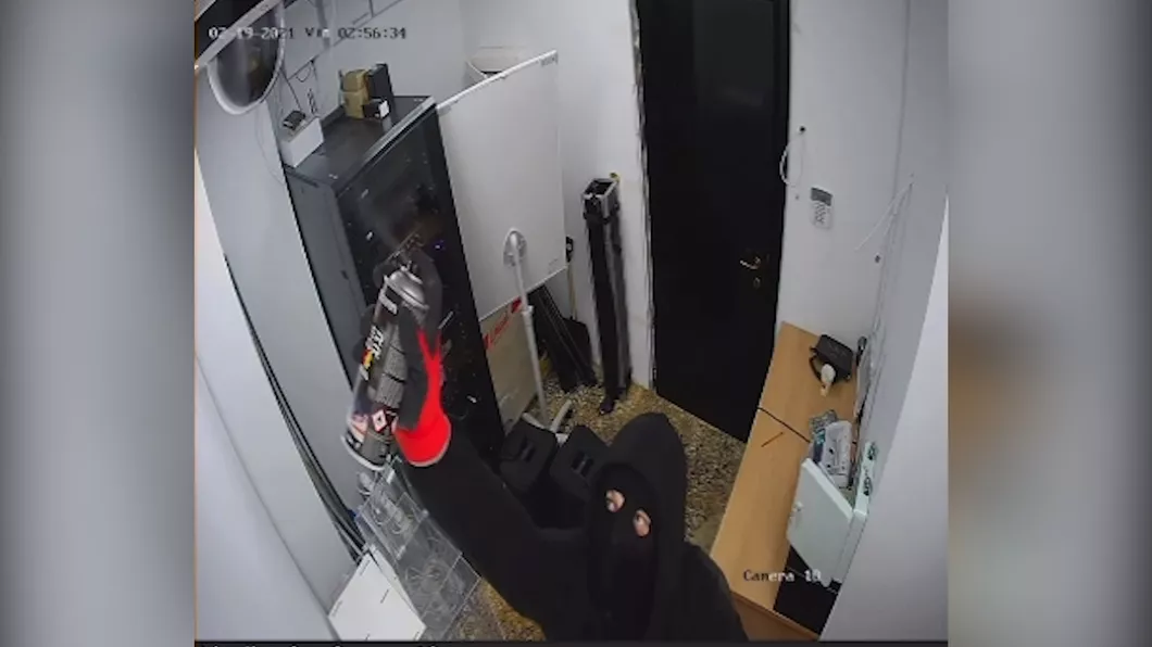 Momentul spargerii cazinoului din Iaşi. Hoţul a intrat pe geamul din baie și a încercat să acopere camerele cu vopsea - EXCLUSIV VIDEO