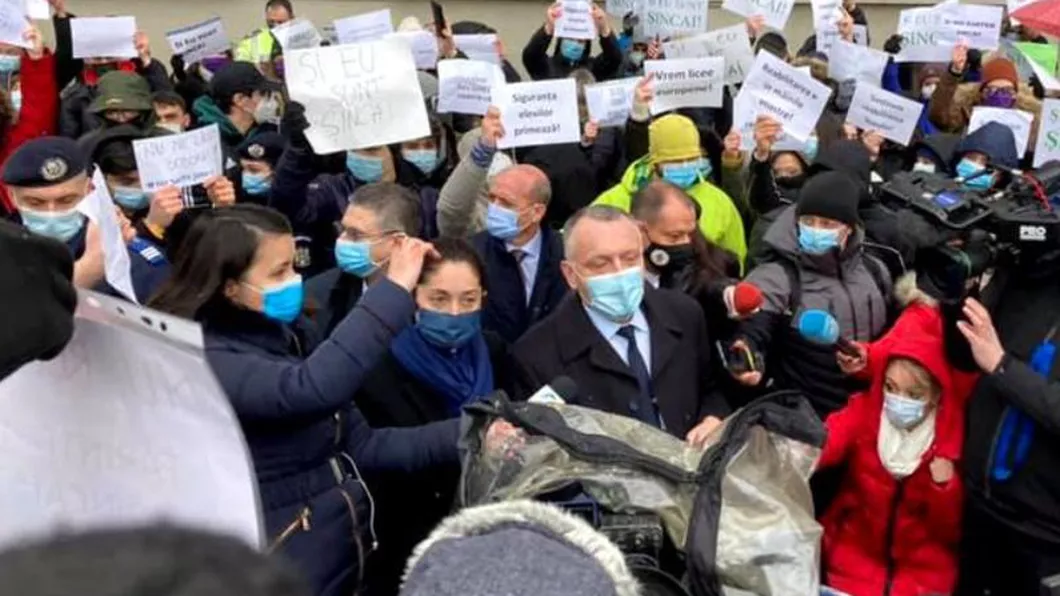Protest în fața liceului Gheorghe Șincai. Sorin Cîmpeanu a venit să rezolve problema