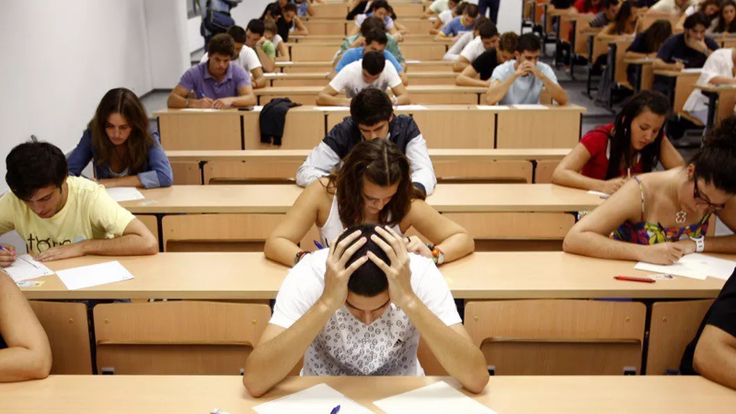 Studenți de la Drept prinși că au copiat la examene Au mai fost studenţi exmatriculaţi pentru fraudă dar niciodată nu au fost propuşi atât de mulţi