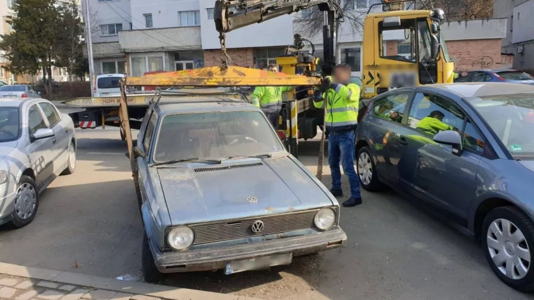 Mașinile abandonate din Iași vor ajunge pe mâna copiilor Vor fi umplute cu tone de pământ. Poliția Locală se va ocupa de campania de ridicare