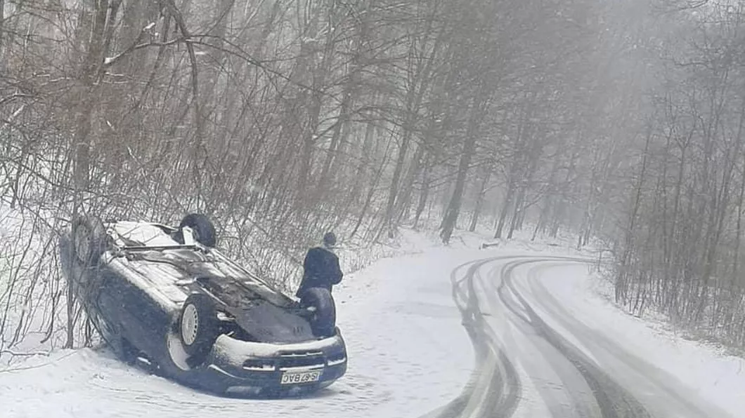 Accident rutier în localitatea ieşeană Dobrovăţ. Un autoturism s-a răsturnat din cauza condiţiilor meteo nefavorabile - EXCLUSIV FOTO VIDEO