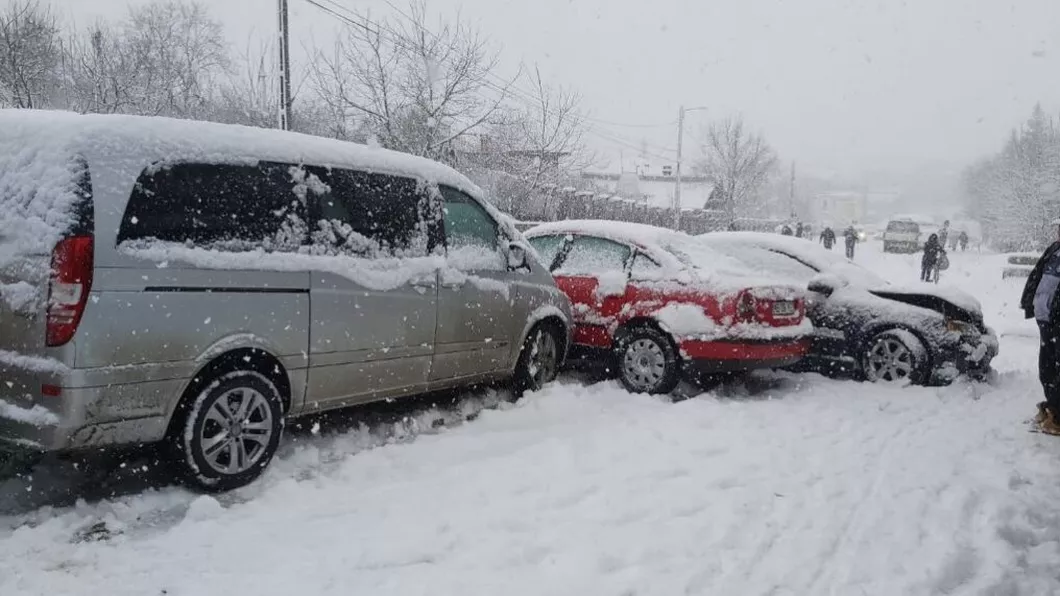 Din cauza ninsorii abundente din Pașcani a avut loc un accident rutier - VIDEO