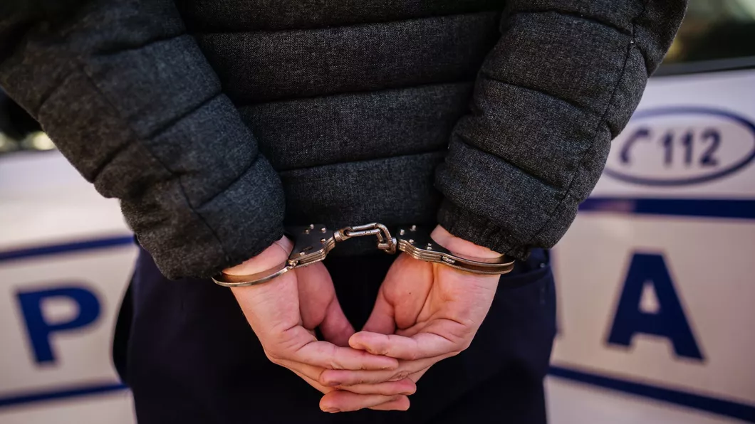 Un bărbat din Iași arestat preventiv pentru efectuarea de operațiuni cu substanțe cu efecte psihoactive Anchetatorii îl mai acuză pe individ de constituirea unui grup infracțional organizat Ieșeanul a contestat măsura luată în cazul său - Exclusiv