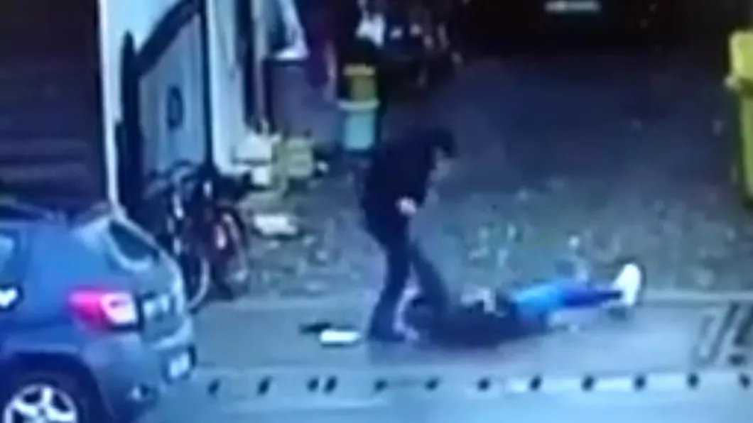 Scene cumplite cu o femeie care este bătută în plină stradă de propriul soț chiar în fața sediului Poliției - FOTO VIDEO