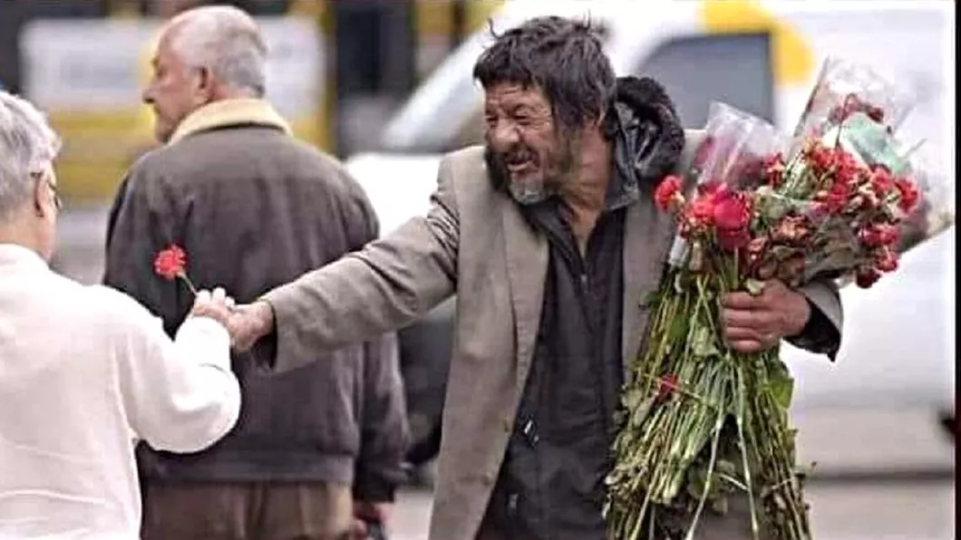 Un om al străzii din București a împărțit flori la doamne și domnișoare chiar dacă nu are ce mânca. Oamenii l-au acuzat că le-a furat din cimitire