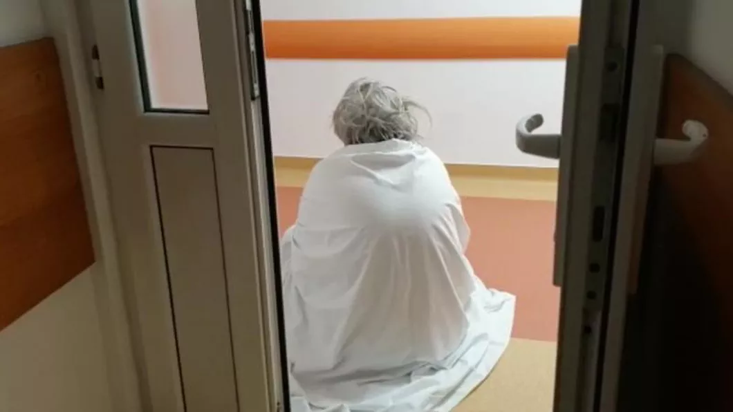 Pacienți infectați cu COVID-19 stau pe jos înveliți doar cu cearșafuri într-un spital din Constanța - VIDEO