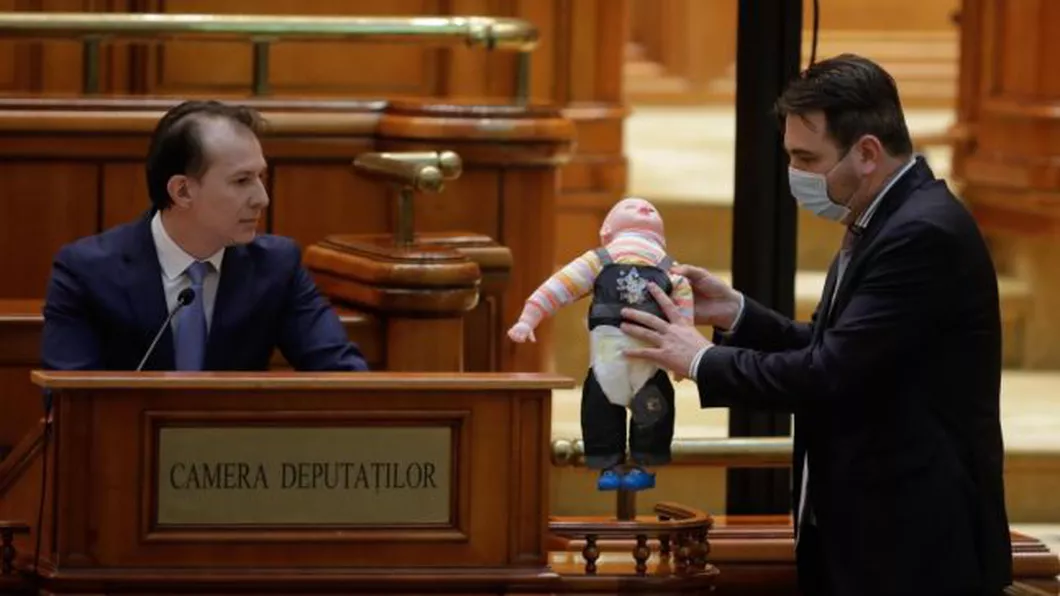 Premierul Florin Cîțu a primit bebeluși de jucărie de la PSD în timp ce prezenta bugetul pe 2021 - VIDEO