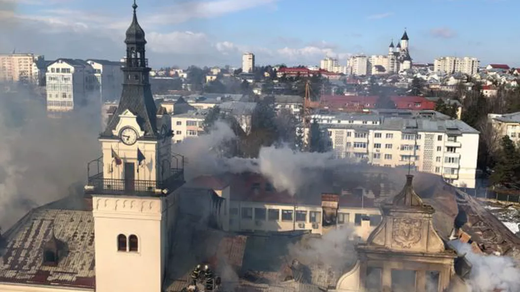 Pompierii se luptă cu flăcările care au mistuit Prefectura din Suceava