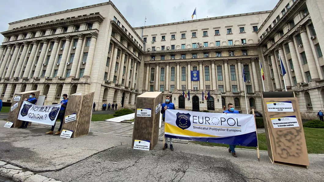 Protest inedit al Europol. Sindicaliştii au adus toaletele de lemn şi l-au invitat pe ministrul de Interne